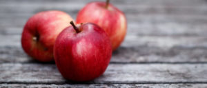 cropped-186858__apples-red-boards-gray_p.jpg